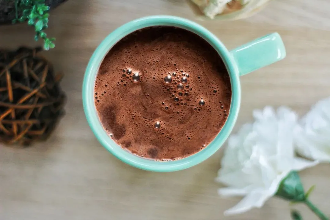 Vista cenital de una taza de chocolate caliente