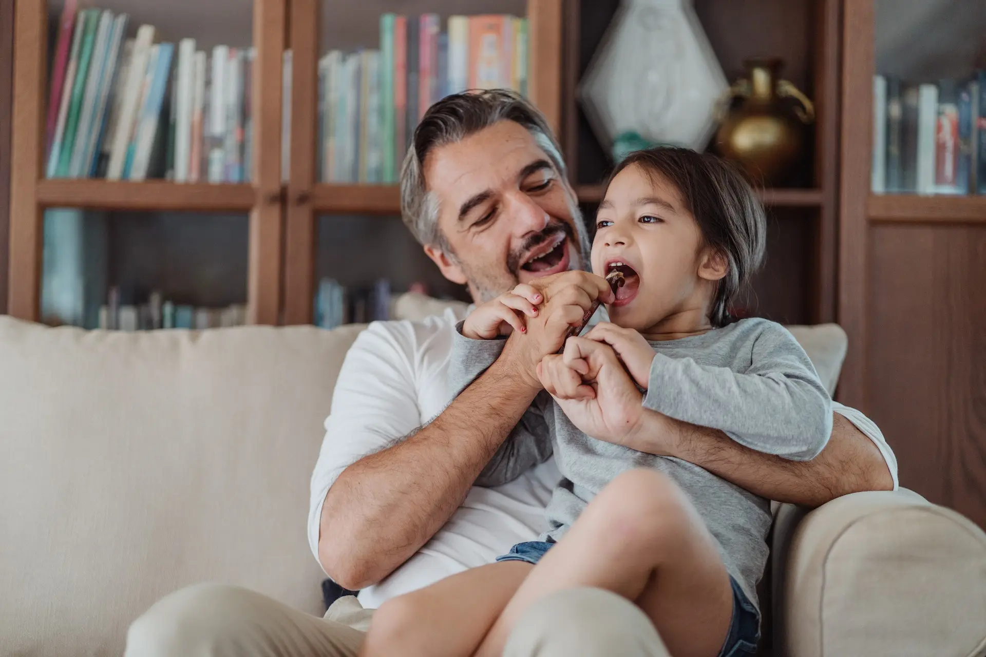 padre e hija comiendo chocolate